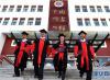 11月10日，4名博士毕业生参加毕业典礼后走出。 新华社记者 觉果 摄