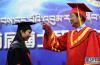 11月10日，西藏大学校长纪建洲给博士毕业生张慧拨流苏。 新华社记者 觉果 摄
