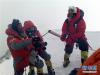 奥运火炬成功登顶珠峰（2008年5月8日摄）。 新华社发（扎西次仁 摄）