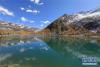 雅拉雪山下，蓝天、白云、彩林和碧绿的湖水构成一幅美丽画卷（11月14日摄）。新华社记者 江宏景 摄