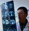 西藏自治区第二人民医院医生张庆达在查看包虫病患者CT片（11月14日摄）。新华社记者 晋美多吉 摄