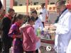 石渠县疾控中心医务人员正在给孩子们发放防治包虫病知识宣传物品。（邹红 摄）