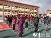 在甘孜州石渠县德荣玛乡中心小学校，小学生们在操场跳起了他们熟悉的课间操--《包虫病防治操》。（邹红摄）