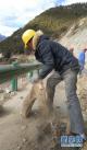 11月18日，施工人员在抢修通往米林县派镇索松村的道路。