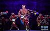 11月16日，在美国旧金山，来自中国甘肃省民族歌舞团的演员表演舞蹈。