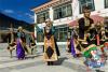 在林芝市巴宜区鲁朗镇东巴才村，身着节日服装的村民跳起工布舞（11月19日摄）。 