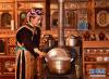 林芝市米林县派镇妇女拉姆身着工布服饰做晚饭(11月17日摄)。