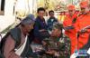 拉萨市消防支队罗布林卡大队政治教导员尼玛（右三）为藏族群众讲解防火常识（11月21日摄）。