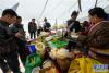 顾客在香茂乡畜产品展销会上选购产品（11月24日摄）。 新华社记者 刘东君 摄