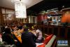 顾客在演艺餐厅里享受美味藏式菜肴的同时欣赏表演（11月26日摄）。新华社记者刘东君摄