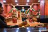 顾客在演艺餐厅里享受美味藏式菜肴的同时欣赏表演（11月26日摄）。新华社记者觉果摄