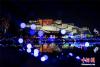 11月29日晚，西藏拉萨市南山公园正在举行“梦幻灯光节”。现场布置了各式灯光造型及灯饰。冬日夜晚，参观者可以尽享光影盛宴，隔岸观赏布达拉宫。中新社记者 何蓬磊 摄