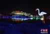 11月29日晚，西藏拉萨市南山公园正在举行“梦幻灯光节”。现场布置了各式灯光造型及灯饰。冬日夜晚，参观者可以尽享光影盛宴，隔岸观赏布达拉宫。中新社记者 何蓬磊 摄
