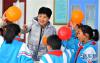 在拉萨市实验小学科学教室，来自陕西师范大学附属小学的援藏教师邢悦指导五年级学生进行“奇妙的静电”实验(11月29日摄)。