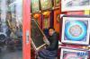 拉萨八廓街附近临街一间唐卡商铺内，画师在绘制唐卡（11月29日摄）。新华社记者 普布扎西摄