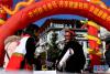 12月1日，西藏自治区红十字会工作人员（左）在宣传防艾知识。新华社记者 张汝锋摄