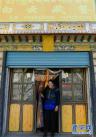 次仁吉宗在自己的藏餐馆门前留影(12月7日摄)。