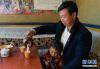 仁布县切洼乡奴达村的顿珠带着孩子在次仁吉宗的藏餐馆内喝茶，他是这里的常客（12月7日摄）。