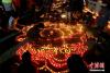 12月12日，万余民众来到广仁寺，点亮数万盏酥油灯。