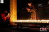 图为藏传佛教信众在宗喀巴诞生地青海塔尔寺点灯。 中新社记者 张添福 摄