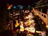 图为藏传佛教信众在宗喀巴诞生地青海塔尔寺点灯。 中新社记者 张添福 摄
