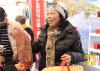 北京对口支援地区特色产品展销会上，市民买到称心的羊绒围巾。西藏在线网 马阳阳 摄