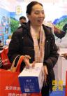 北京对口支援地区特色产品展销会上，高原奶很受市民欢迎。西藏在线网 马阳阳 摄