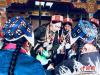近日，西藏阿里地区普兰县迎来藏历新年。从12月19日即藏历十一月一日起，普兰县民众举行背“金水”、表演锅庄舞蹈、“恰才”（晚辈给父母亲磕头）、唱吉祥歌、敬献青稞酒等民俗活动。加央 摄
