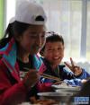 西藏自治区福利院的孩子们在院食堂吃午饭(10月14日摄)。新华社记者 晋美多吉 摄