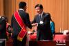 西藏自治区党委副书记、常务副主席庄严（右）向优秀驻寺干部颁发证书。 何蓬磊 孙翔 摄