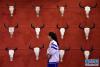 12月28日，观众在广州艺术博物院观看“牦牛走进羊城——西藏牦牛文化展”展品。新华社记者 梁旭 摄