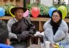 12月30日，73岁的“阅读达人”公布旺扎老人（左）在活动中分享读书体会。新华社记者 刘东君 摄