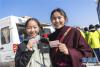 1月11日，黄冈市菱湖高中的藏族学生展示购买到的车票。