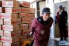 1月12日，在拉萨市西海冷冻农副产品批发市场，工作人员在搬运农副产品。 新华社记者 刘东君 摄