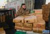 1月12日，在拉萨市西海冷冻农副产品批发市场，工作人员在搬运农副产品。 新华社记者 刘东君 摄