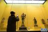 1月12日，观众在西湖美术馆观看藏传佛教造像。新华社记者 翁忻旸摄