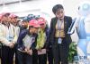 1月15日，来自青海湟中县的高中生在科大讯飞参观智能语音机器人。新华社记者 张端 摄