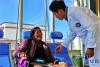 在普玛江塘乡卫生院，旺扎为一名患者输液(1月14日摄)。新华社记者 张汝锋 摄
