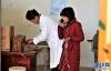 在普玛江塘乡卫生院，旺扎(左)在准备药箱，实习村医次仁拉姆帮他接听请求出诊的电话(1月14日摄)。新华社记者 张汝锋 摄