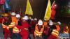 1月17日，施工人员庆贺桑珠岭隧道贯通。新华社记者 觉果 摄