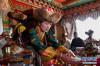 日喀则市桑珠孜区聂日雄乡楚松村米玛顿珠家的晚辈在给长辈敬“卓突”(小麦粥)(1月17日摄)。