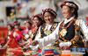 日喀则市桑珠孜区聂日雄乡楚松村村民们身着盛装、载歌载舞欢度节日（1月17日摄）。  　　新华社记者晋美多吉 摄