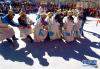 1月17日，日喀则市桑珠孜区聂日雄乡楚松村村民举行传统拔河比赛。新华社记者普布扎西 摄