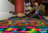 西藏山南市洛扎县门当门日民族手工艺品销售展业合作社代表在博览会上展示藏毯产品（1月17日摄）。 新华社记者 刘东君 摄