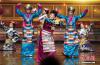 图为藏晚独具民族特色的舞蹈。 何蓬磊 摄