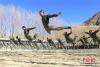 连日来，武警西藏总队持续兴起大抓军事训练热潮，聚力练兵备战。 余文彬 摄