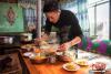 图为加措周末回到在拉萨堆龙德庆村的家里为父母做饭。 中新社记者 何蓬磊 摄