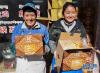 1月30日，在西藏拉萨一家销售“卡塞”的商店外，店员在展示售卖的“卡塞”。新华社记者 晋美多吉 摄
