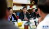 参加分组讨论的政协委员（１月２４日摄）。新华社记者 晋美多吉摄