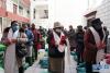 社区困难群众领到慰问物资(1月31日摄)。央梅朵 摄